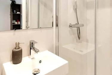 Silver Ensuite at Howard Gardens, Howard Gardens, Adamsdown, Cardiff, CF240FA - Image 5