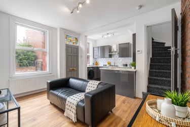 2 bed house, Thornville Mount, Hyde Park, Leeds, LS61JX - Image 1