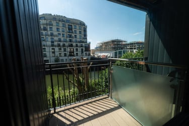 Silver Balcony Studio Riverside - Image 6