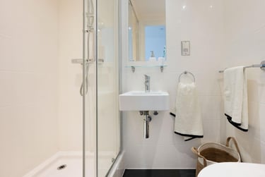 Luxe Ensuite at Rhodaus Court, Rhodaus Town, City Centre, Canterbury, CT12RJ - Image 3