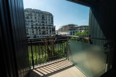 Silver Balcony Studio Riverside (Top Floor) - Image 3