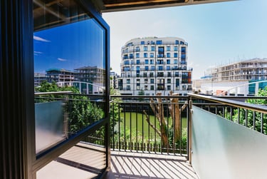 Silver Balcony Studio Riverside (Top Floor) - Image 2