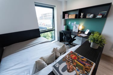 Silver Balcony Studio Riverside (Top Floor) - Image 6
