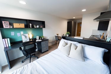 Silver Balcony Studio Riverside (Top Floor) - Image 9