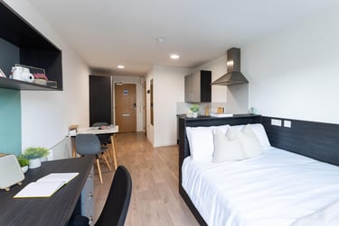 Silver Balcony Studio Riverside (Top Floor) - Image 11