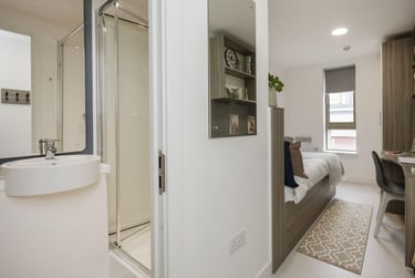 Silver Ensuite - Image 2