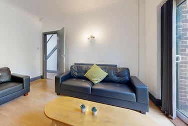 4 bed house, Oaklands Avenue, City Centre, Loughborough, LE113JF - Image 1