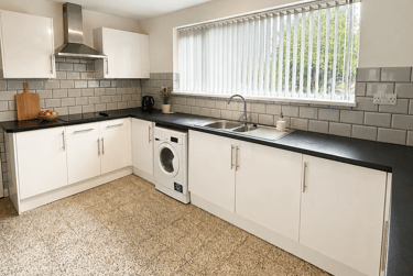 5 bed house, Holywell Drive, City Centre, Loughborough, LE113JZ - Image 2