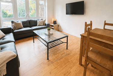 5 bed house, Holywell Drive, City Centre, Loughborough, LE113JZ - Image 1