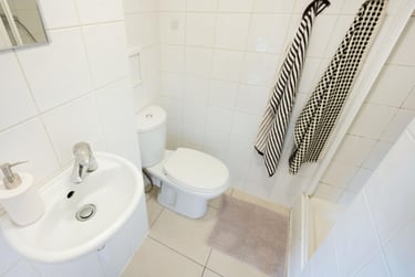 Standard Studio at Brooke Hall, 17 Flodden Road, Lambeth, London, SE59LH - Image 5