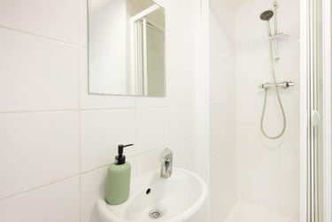 Large Studio at Brooke Hall, 17 Flodden Road, Lambeth, London, SE59LH - Image 7