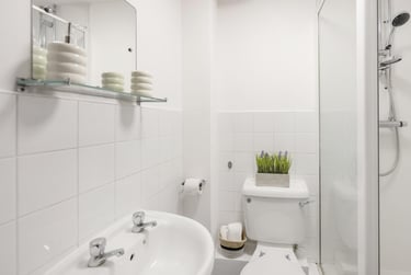Classic Ensuite - Image 3