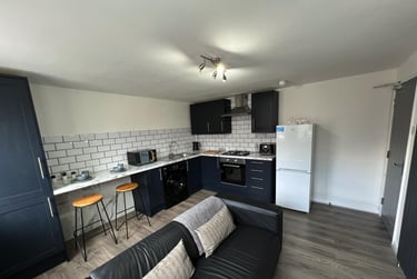 2 bed house, Queens Road, Hyde Park, Leeds, LS61HY - Image 2