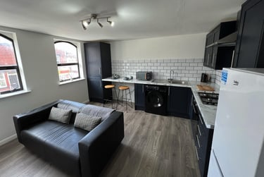 2 bed house, Queens Road, Hyde Park, Leeds, LS61HY - Image 1