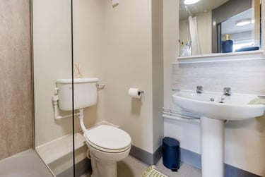 Classic Ensuite at Hardwick Campus, St Paul's Road, St Pauls, Cheltenham, GL504BS - Image 3