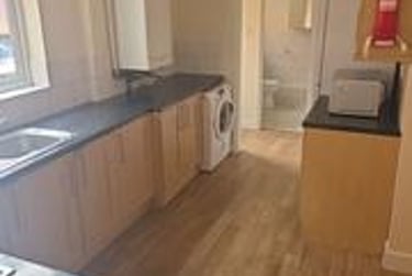 6 bed house, Fosse Road South, City Centre, Leicester, LE30FR - Image 1