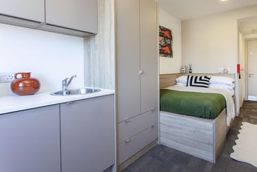 Superior Studio at Berkshire House, 252-256 Kings Road, City Centre, Reading, RG14HP - Image 3