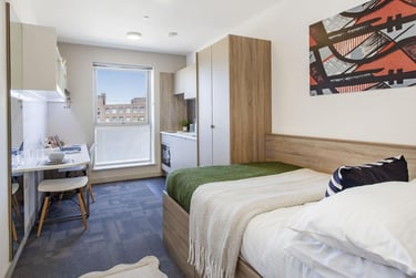 Superior Studio at Berkshire House, 252-256 Kings Road, City Centre, Reading, RG14HP - Image 1