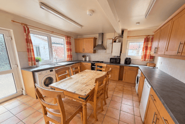 6 bed house, Newport, Uphill, Lincoln, LN13DN - Image 1