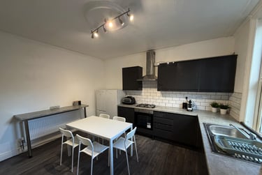 5 bed house, Thornville Mount, Hyde Park, Leeds, LS61JX - Image 1