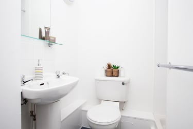 Gold En Suite - Image 3