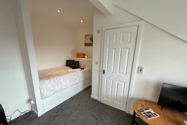 1 bed house, Room 5, 114 Austhorpe Road, Harehills, Leeds, LS158EJ - Image 1