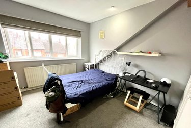 1 bed house, Room 2, 8 De Lacy Mount, Kirkstall, Leeds, LS53JF - Image 1