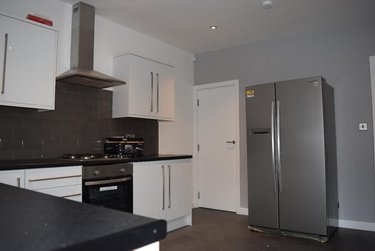 6 bed house, Queens Road, Hyde Park, Leeds, LS61HU - Image 1