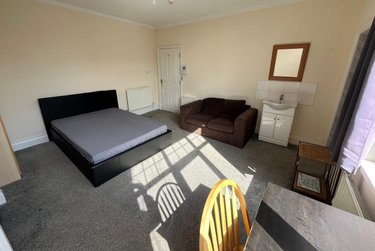 1 bed house, Room 1, 1a Darnley Road, West park, Leeds, LS165JF - Image 1