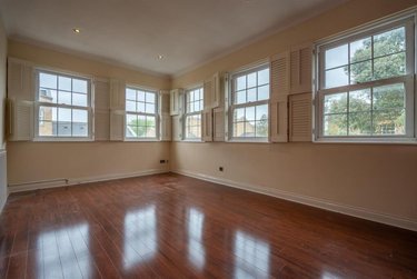2 bed flat, Sophia Square, Limehouse, London, SE165XL - Image 1