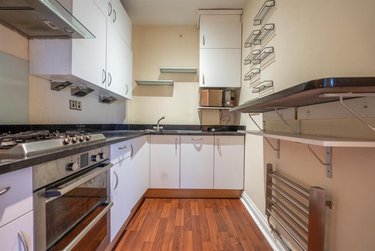 2 bed flat, Sophia Square, Limehouse, London, SE165XL - Image 2
