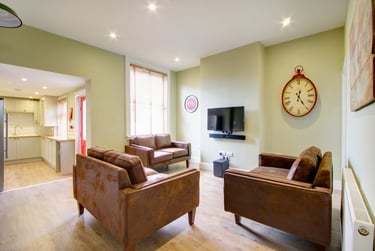 6 bed house, Brudenell Mount, Hyde Park, Leeds, LS61HS - Image 1