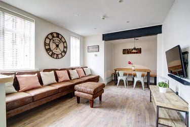 7 bed flat, Peel Street, Arboretum, Nottingham, NG14GR - Image 1
