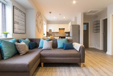 3 bed flat, Victoria Road, Hyde Park, Leeds, LS61PD - Image 1