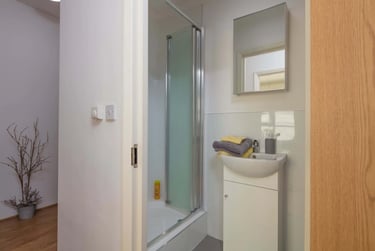 Large Twin Apartment at Smart Student Accommodation, 3-5 Thane Villas, Holloway, London, N77PH - Image 2