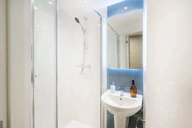 Bedroom Bronze (shared Bathroom) at Zinc Quarter, 3 Unity Street, City Centre, Bristol, BS20HN - Image 2