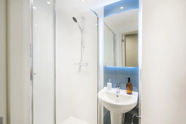 Bedroom Gold (shared bathroom) - Image 2