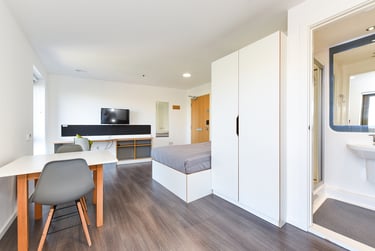 Studio gold at Byrom Point, 72 Great Crosshall Street, City Centre, Liverpool, L32BE - Image 2