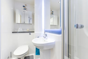 Studio gold at Byrom Point, 72 Great Crosshall Street, City Centre, Liverpool, L32BE - Image 4