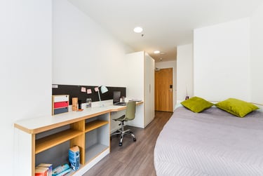 Ensuite silver at Byrom Point, 72 Great Crosshall Street, City Centre, Liverpool, L32BE - Image 2