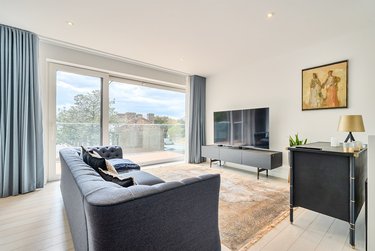 3 bed flat, Flat 2, 48 Reminder Lane, Greenwich, London, SE100NQ - Image 2
