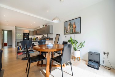 3 bed flat, Flat 2, 48 Reminder Lane, Greenwich, London, SE100NQ - Image 3