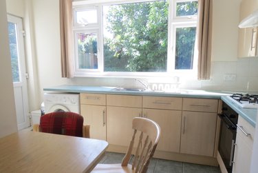 3 bed flat, Winton, Bournemouth, BH37JE - Image 3