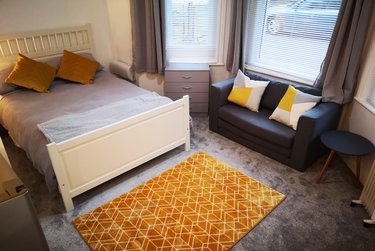 1 bed studio, 18 Carlton Road, Boscombe, Bournemouth, BH13TG - Image 1