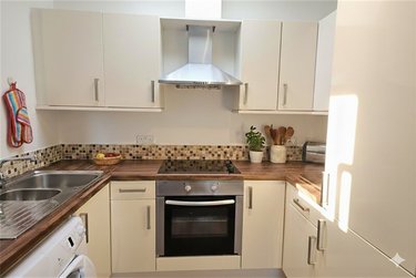 2 bed flat, Winton, Moordown, Bournemouth, BH92AU - Image 2