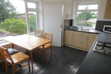 3 bed flat, 281b Wallisdown Road, Talbot village, Poole, BH125BT - Image 1