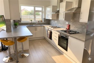8 bed house, 29 Beswick Avenue, Ensbury Park, Bournemouth, BH104EY - Image 2