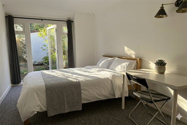 6 bed flat, Flat 1, 11 Meyrick Park Crescent, Charminster, Bournemouth, BH37AG - Image 9