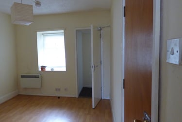 2 bed flat, Burrows Road, Neath, Swansea, SA13UQ - Image 3