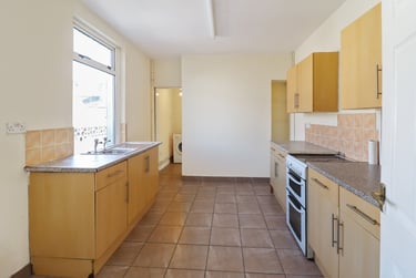 3 bed house, Waun Wen Road, Mount Pleasant, Swansea, SA16FN - Image 2
